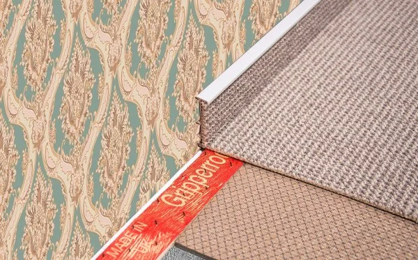 Плинтус для ковролина Korner Listwa 106 Светло-серый 2,5м (50мм) в Нижнем Тагиле