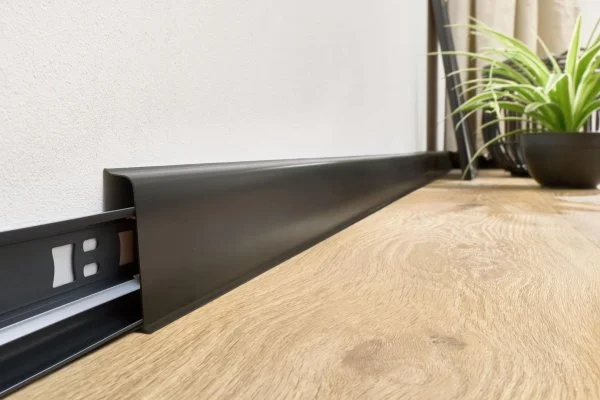 Плинтус пластиковый Arbiton INDO70 220 Чёрный матовый 2.5 м в Нижнем Тагиле